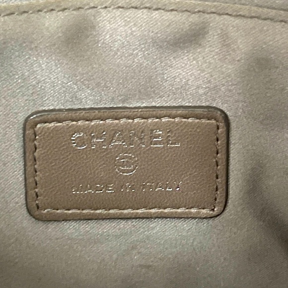 CHANEL Lucky Symbols Pochette Embossed
Quilted Patent (gold) with COA - Picture 4 of 9